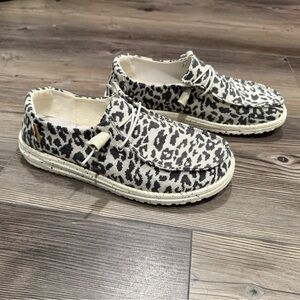 Hey Dude
Women’s size 8